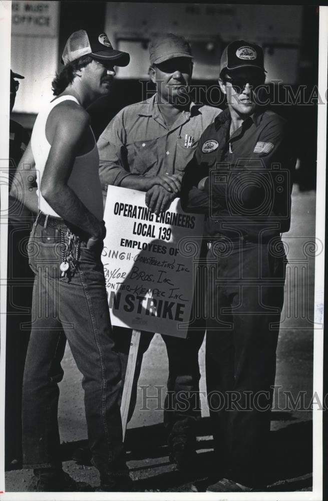 1980 Press Photo Operating engineer Don Munz with sewer protesters in Milwaukee - Historic Images