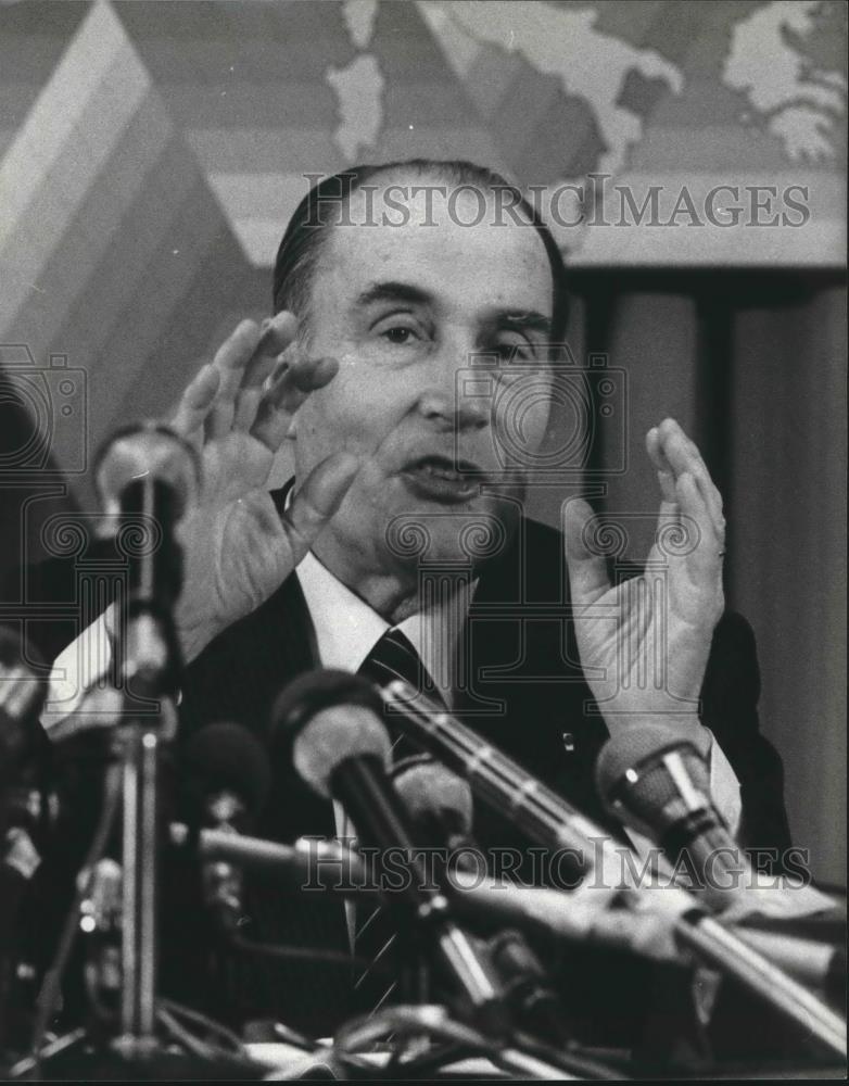 1984 Press Photo French President Mitterrand at press conference, Brussels. - Historic Images