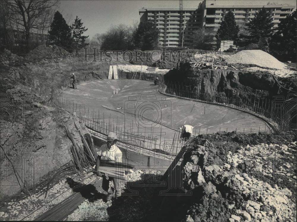 1986 Press Photo Jerry Ellis at the site of dolphin pool at Milwaukee County Zoo - Historic Images