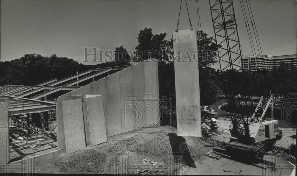 1991 Press Photo Crane sets wall panels for Great Ape Facility at Milwaukee Zoo. - Historic Images