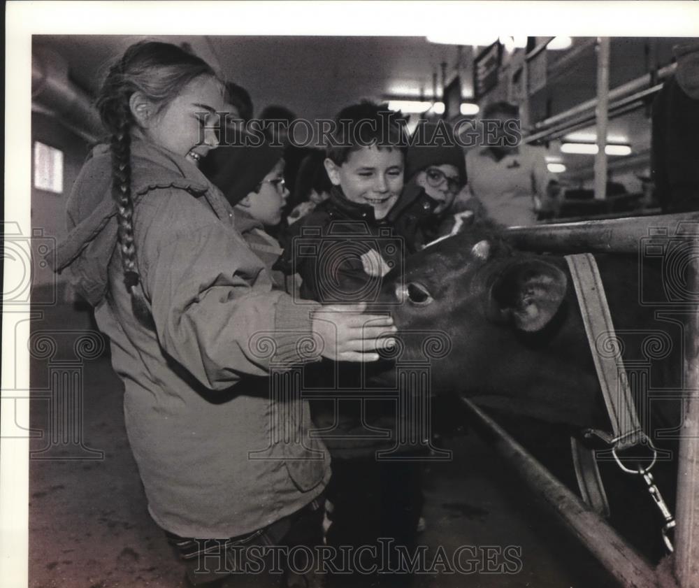 1993 Press Photo Children at the Dairy Complex at Milwaukee County Zoo. - Historic Images