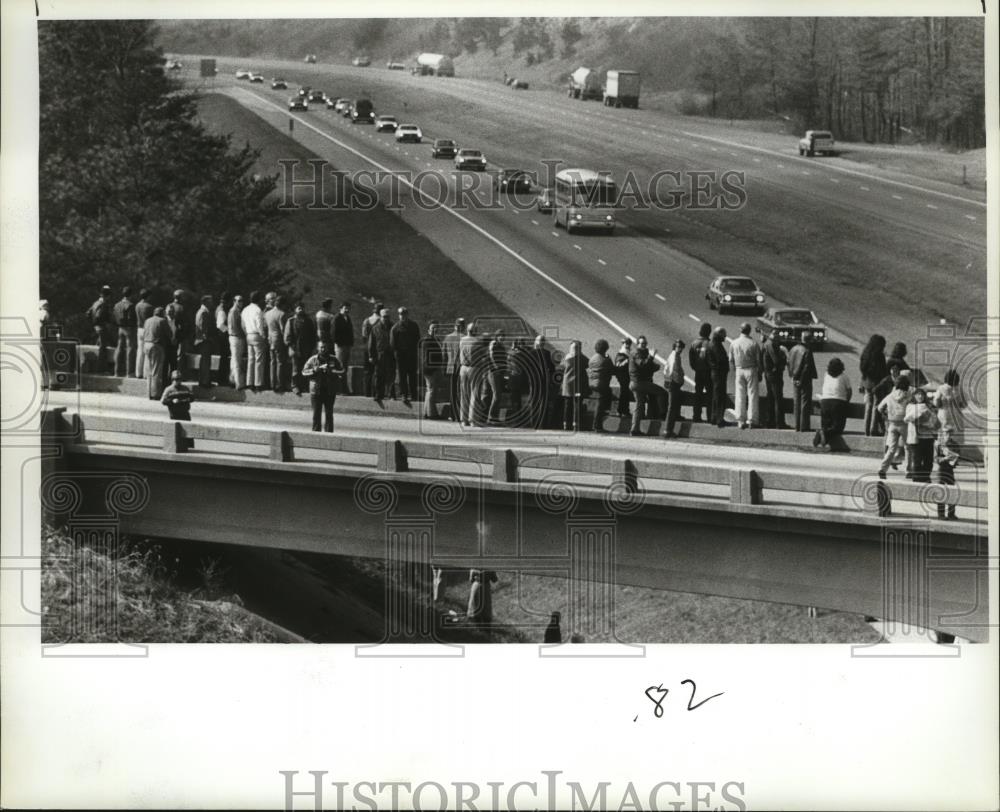1983 Press Photo Woodstock overpass filled with people - abna00032 - Historic Images