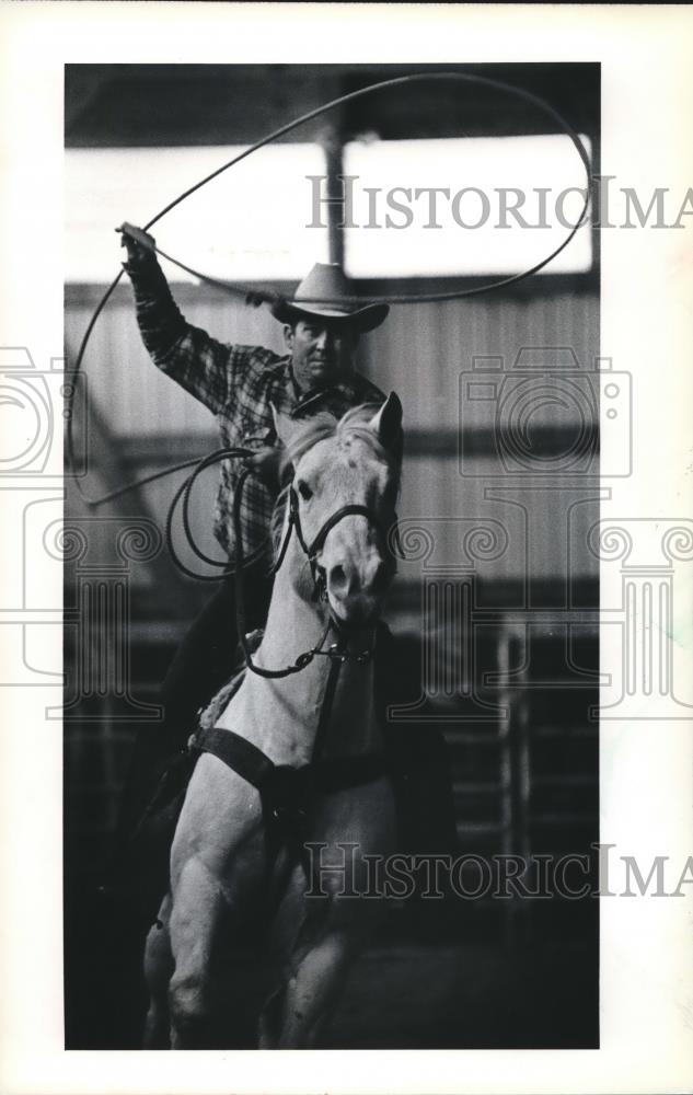 1981 Press Photo B Hall Rivers riding a horse at home on the range, Milwaukee - Historic Images