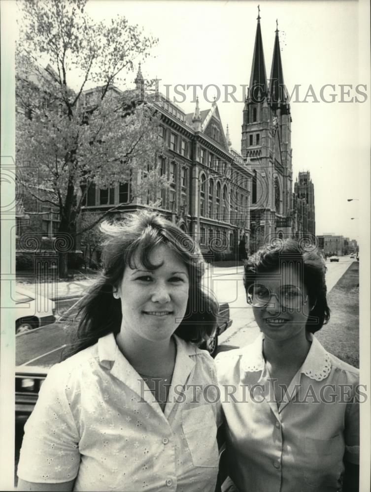 1984 Press Photo Dawn Wilbur and Michelle Carrica raising money for India trip - Historic Images