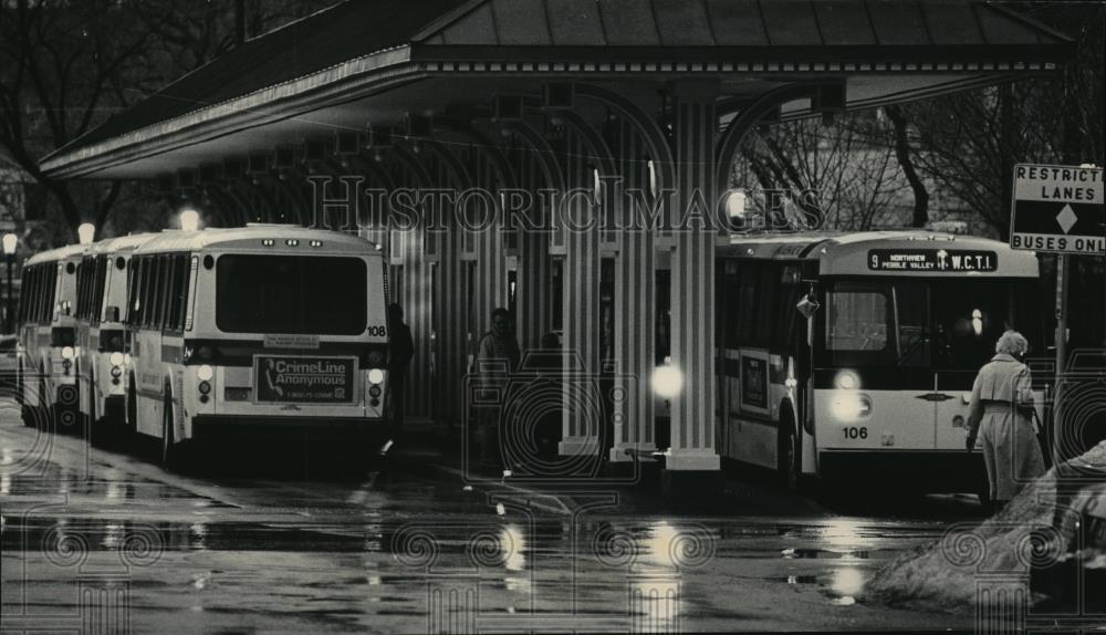 1984 Press Photo Buses of Milwaukee Transit System - mja24508 - Historic Images