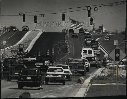 1991 Press Photo Traffic Heads East on Highway 18 in Waukesha, WI - mja24532 - Historic Images
