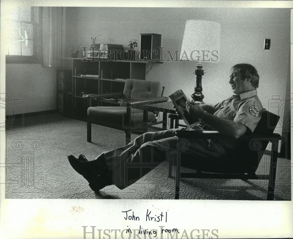 1981 Press Photo John Kristl in new firefighter home on Stardust Dr., Waukesha - Historic Images