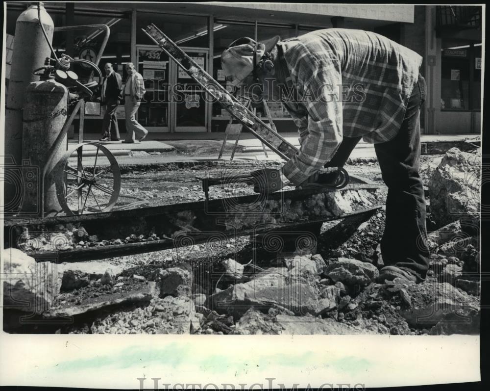 1983 Press Photo Construction to remove last of the Milwaukee Electric Railway - Historic Images