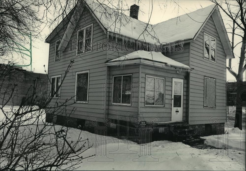1983 Press Photo House at 115 Baxter St., Waukesha, widows boarded up. - Historic Images