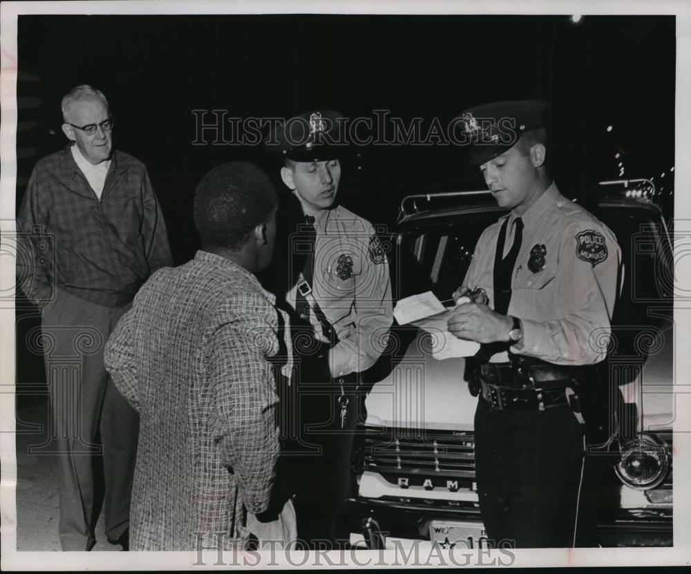 1982 Press Photo County Judge Krueger watches as Patrolmen Question Motorist - Historic Images