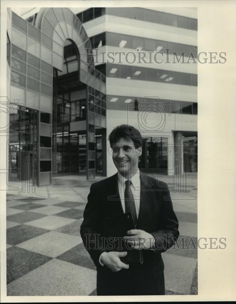 1985 Press Photo Jeffrey D. Kowal saved a family of four on his way to the gym. - Historic Images