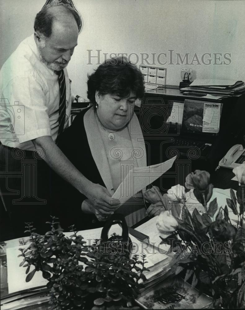 1985 Press Photo Attorney Leonard Loeb, and Office manager Sharon A. Drew - Historic Images