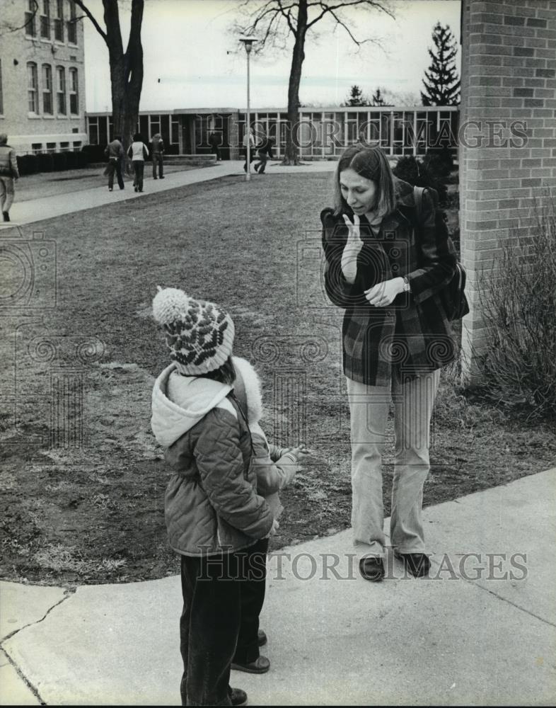 1981 Press Photo Teacher Sharon Sucharski and students, Wis. School for the Deaf - Historic Images