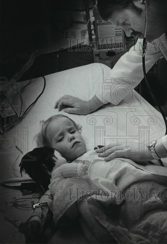1983 Press Photo Doctor listens to Jodi Sommer's heart, Children's Hospital Wis. - Historic Images