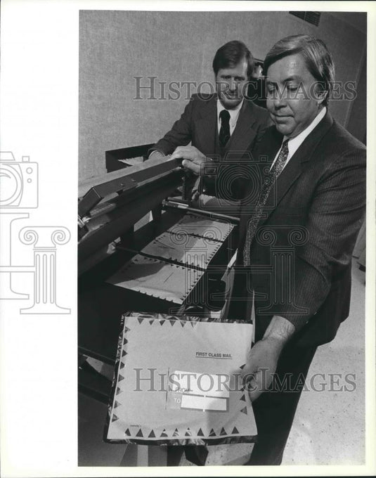 1982 Press Photo Daniel Odya, Joseph Dutelle with plastic envelopes, Milwaukee. - Historic Images