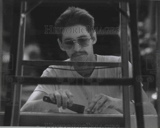 1994 Press Photo Daniel Roberts repairs storm window at Glendale home, Milwaukee - Historic Images