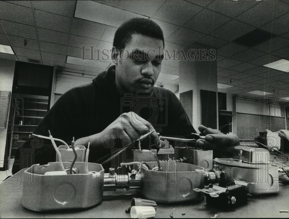 1982 Press Photo Student Ardale Robinson works in JOB program in Milwaukee - Historic Images