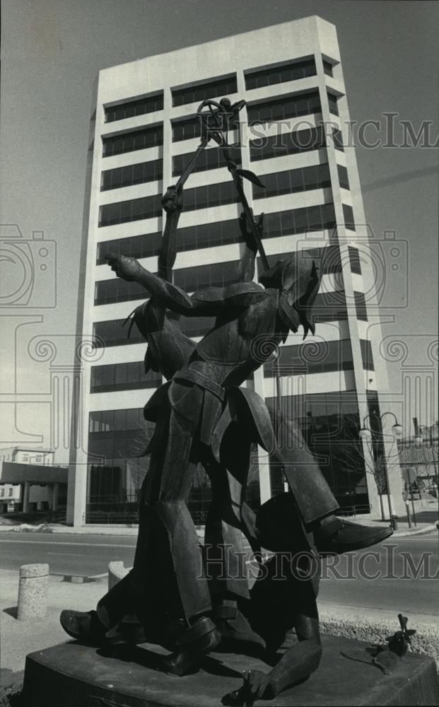 1984 Press Photo Statue in front of La Crosse's newest addition to the city - Historic Images