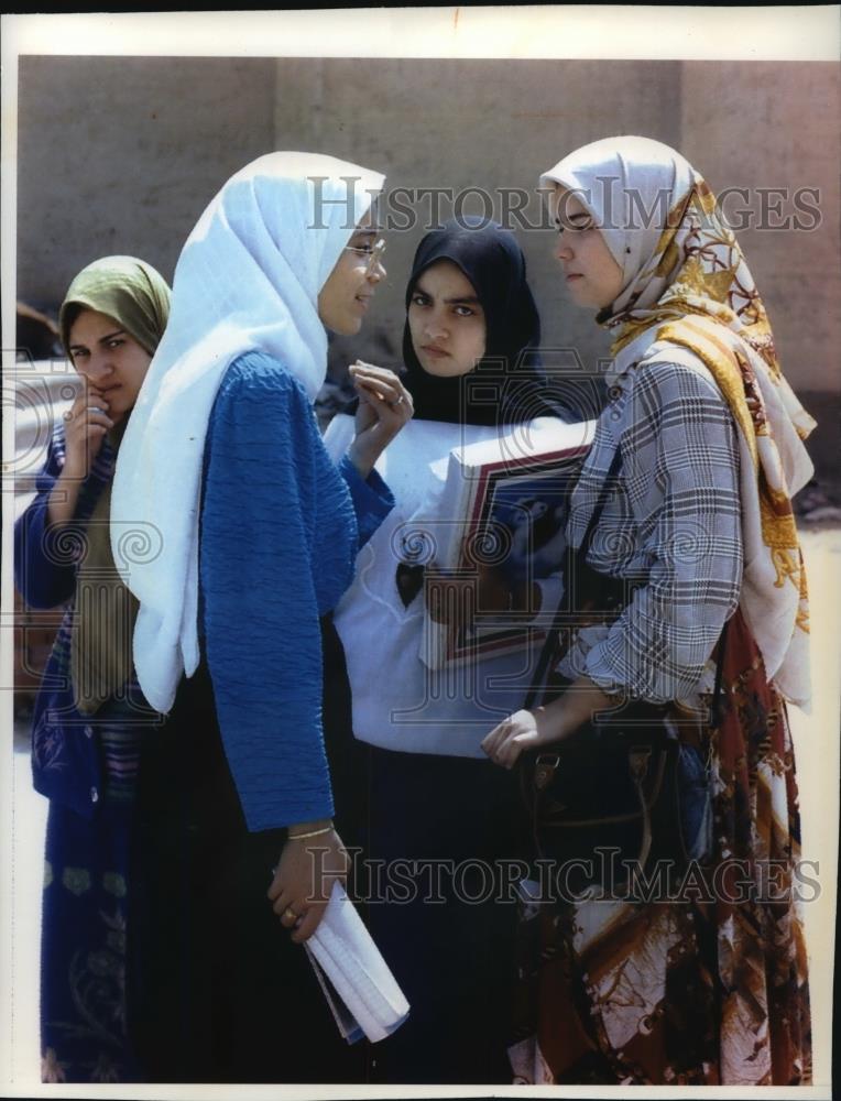 1994 Press Photo Women talk outside of classes at University in Cairo, Egypt - Historic Images