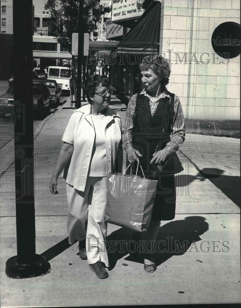 1986 Press Photo Pat Mersenski and Alta Mibus shopped Downtown - mjb53670 - Historic Images