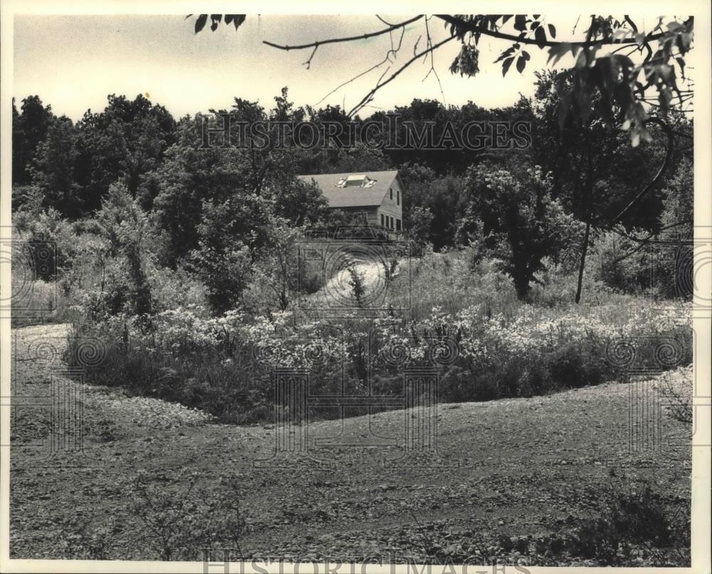 1987 Press Photo New home nestles amongst the beautiful setting, Wisconsin. - Historic Images