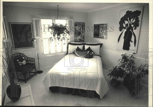 1987 Press Photo Double bed and bold colors enliven guest room, Wisconsin. - Historic Images
