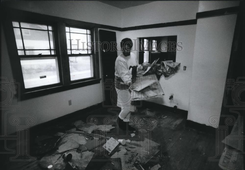 1994 Press Photo Alleen Scott Cleans New Home in Milwaukee, Wisconsin - Historic Images