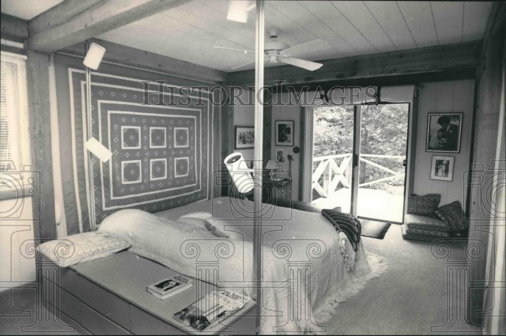 1986 Press Photo Master Bedroom of Billie and Don Ryan's Home Ephraim, Wisconsin - Historic Images