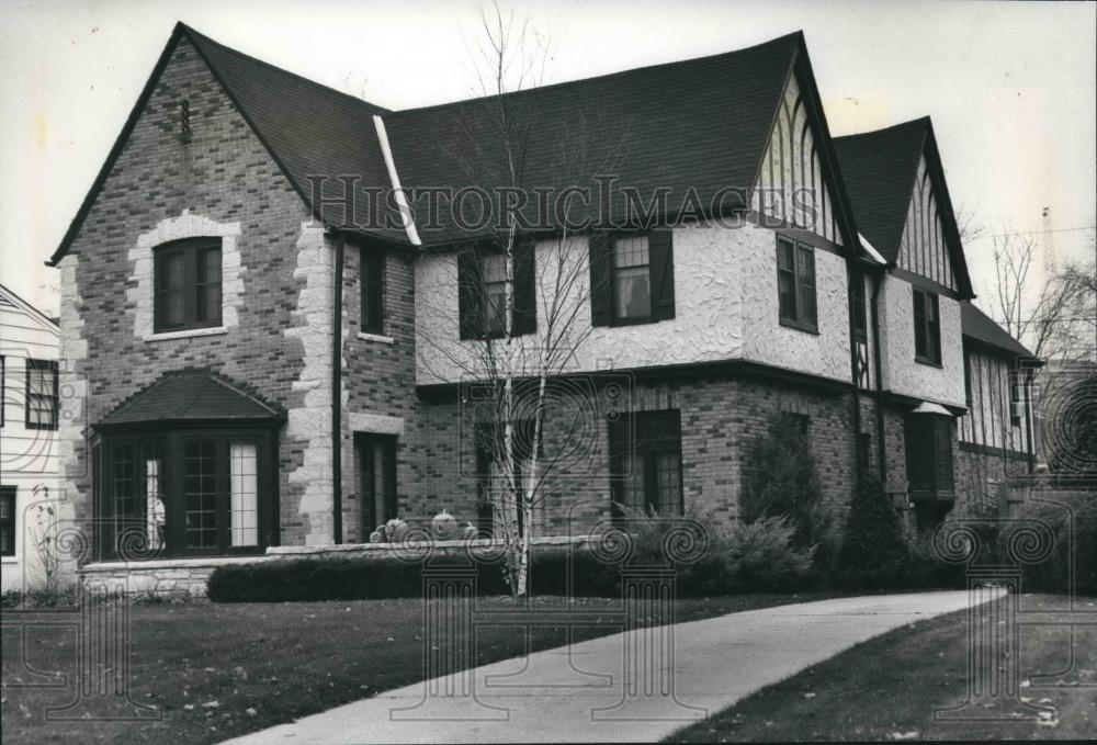 1989 Press Photo Outside of the home of Ann and Timothy Lawler, Milwaukee - Historic Images