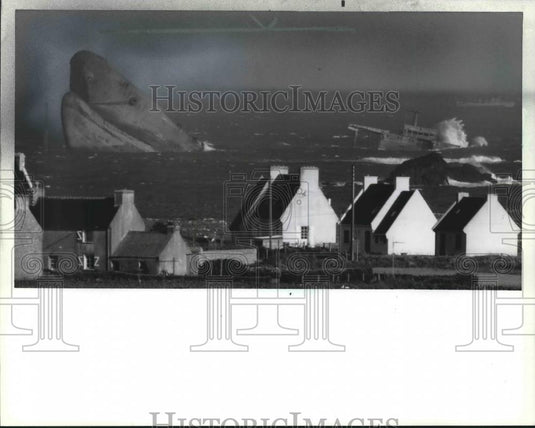 1983 Press Photo Wreckage Of Oil Tanker Amoco Cadiz Off Coast Of France - Historic Images