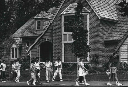 1989 Press Photo Visitors walking by house in Parade of Homes, Milwaukee. - Historic Images