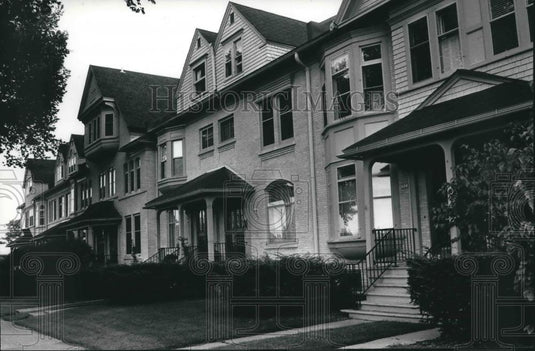 1989 Press Photo Ogden Row houses, ten connected Victorian dwellings, Milwaukee. - Historic Images