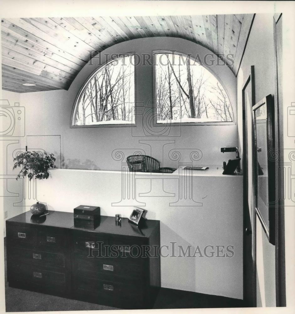 1986 Press Photo Wisconsin home of James Kingstad has a study in master bedroom - Historic Images