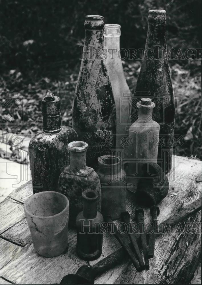 1989 Press Photo John Imolah&#39;s home collection of bottles and nails in Wisconsin - Historic Images