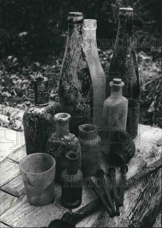 1989 Press Photo John Imolah's home collection of bottles and nails in Wisconsin - Historic Images