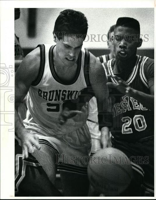 Press Photo Brunswick High's Brian Arenschield guarded by James Grant - Historic Images