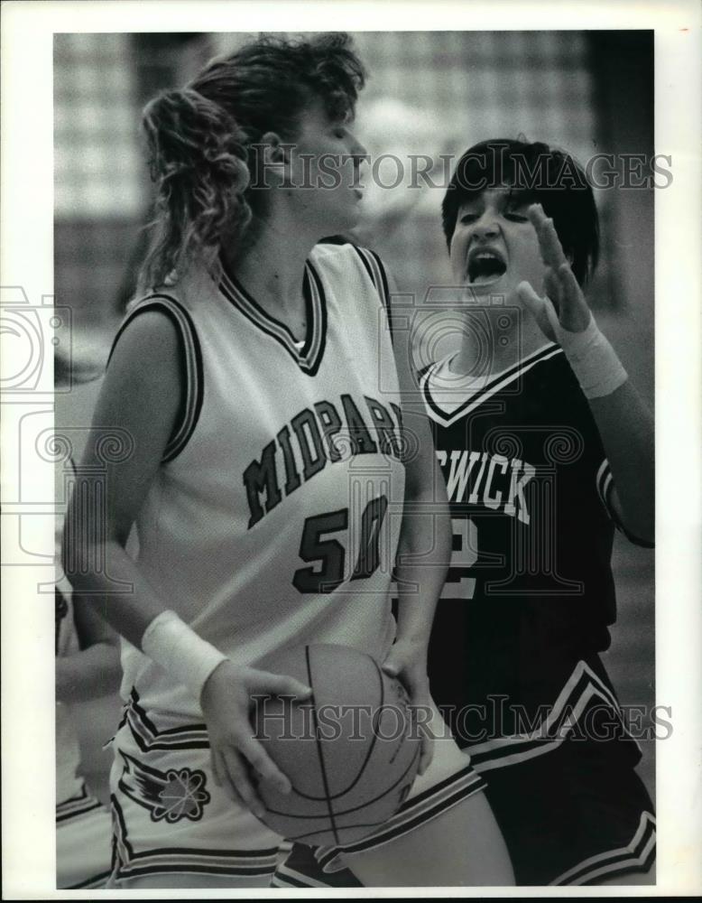 Press Photo Chris Cullinance-Midpark vs Sheila Gisbrecht-Brunswick-basketball - Historic Images