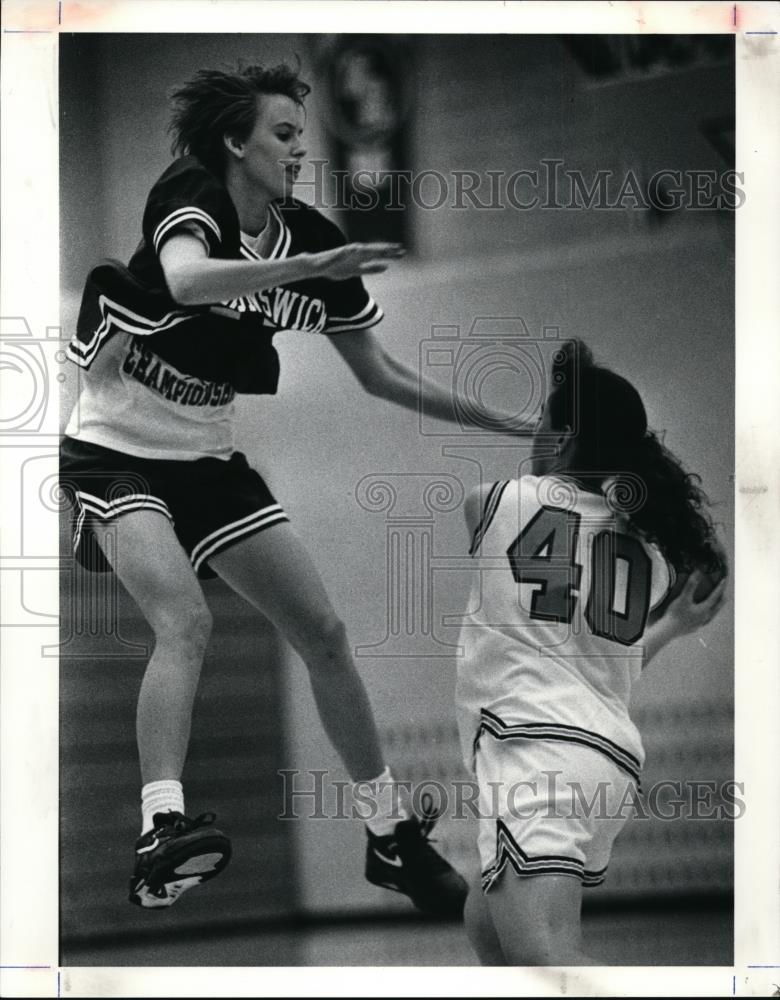 Press Photo Amy Rooks attempts to block No. 40 Marie Lambert - cvb51012 - Historic Images