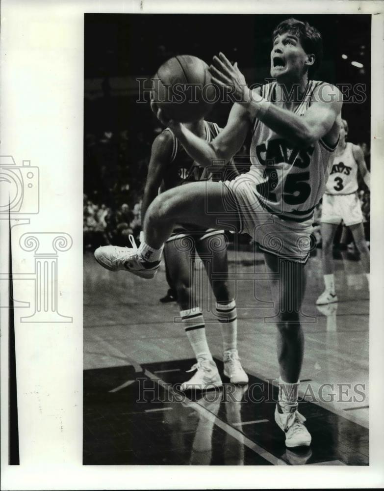 Press Photo Mark Price of the Cavs is thrown off balance after being fouled - Historic Images