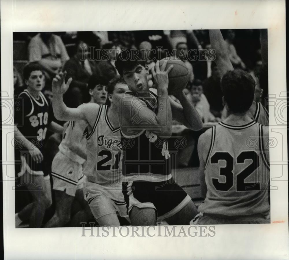 Press Photo Stow&#39;s Mike Duncan tries to go to the basket in first half - Historic Images