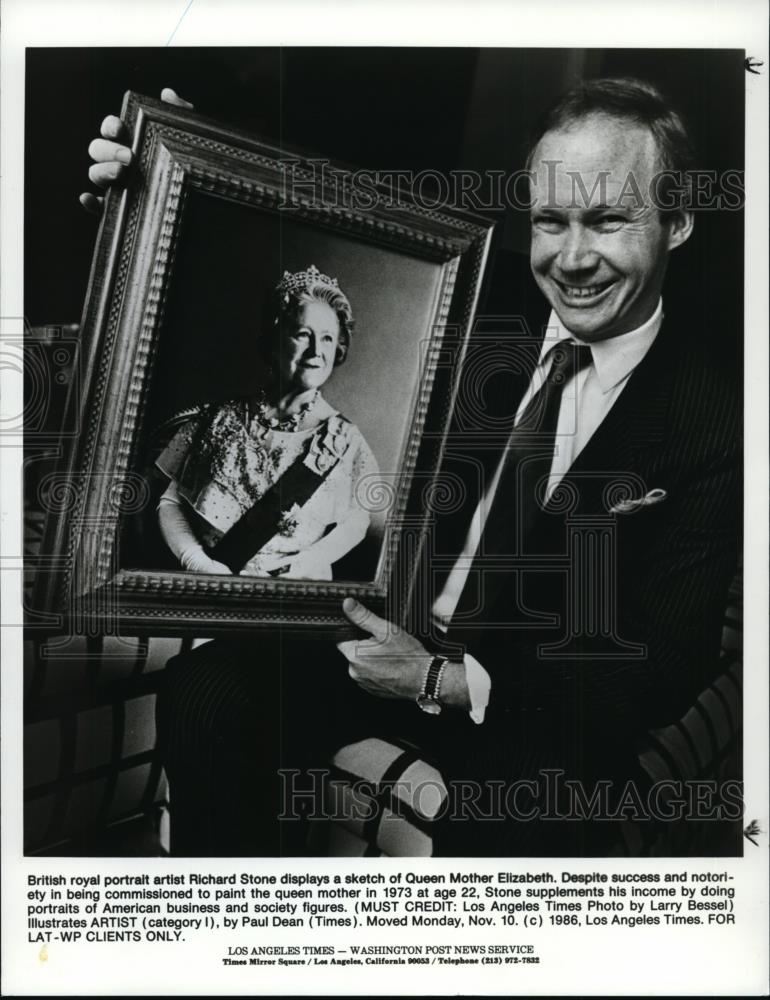 1986 Press Photo Richard Stone, British royal portrait artist, with his art. - Historic Images