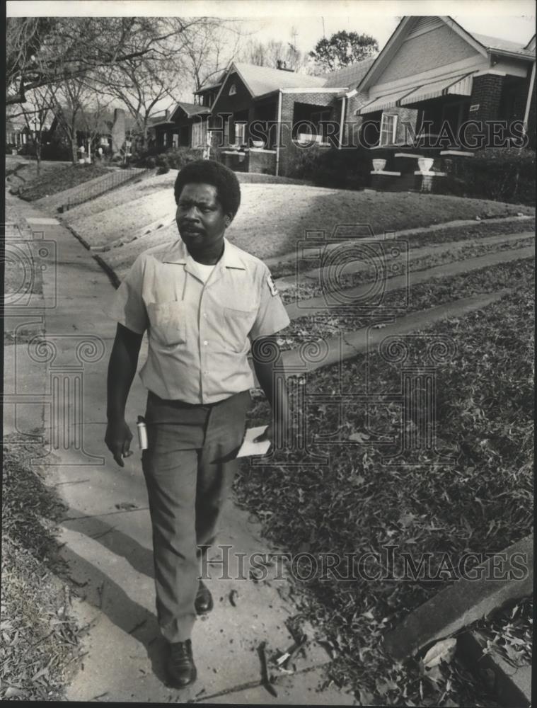 1978 Press Photo Alabama-Bush Hills mailman, Joe Williams with dog repellent. - Historic Images