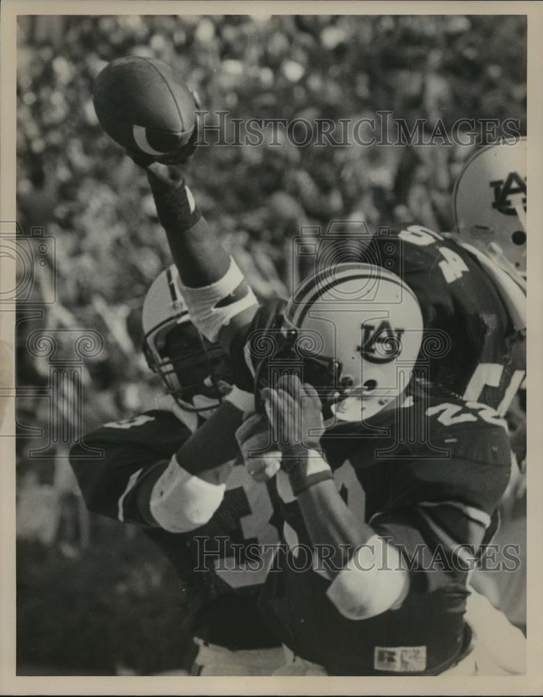 1986 Press Photo Auburn University Football Running Back Fullwood Celebrates - Historic Images