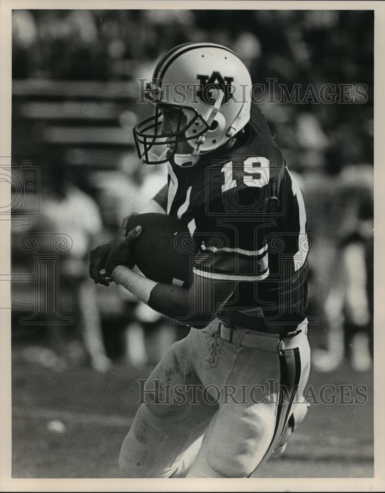 1986 Press Photo Auburn University Wide Receiver Trey Gainous With Football - Historic Images