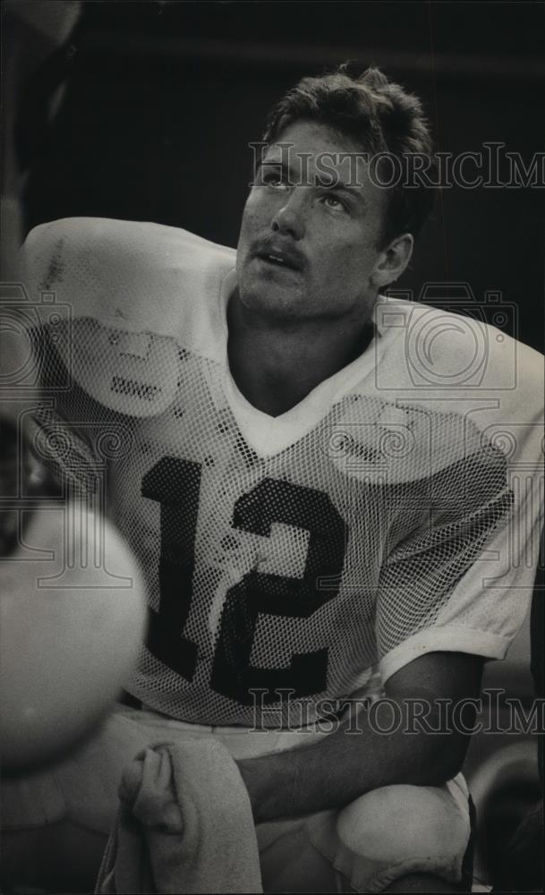 1984 Press Photo Auburn Football Quarterback Burger Takes Break During Scrimmage - Historic Images