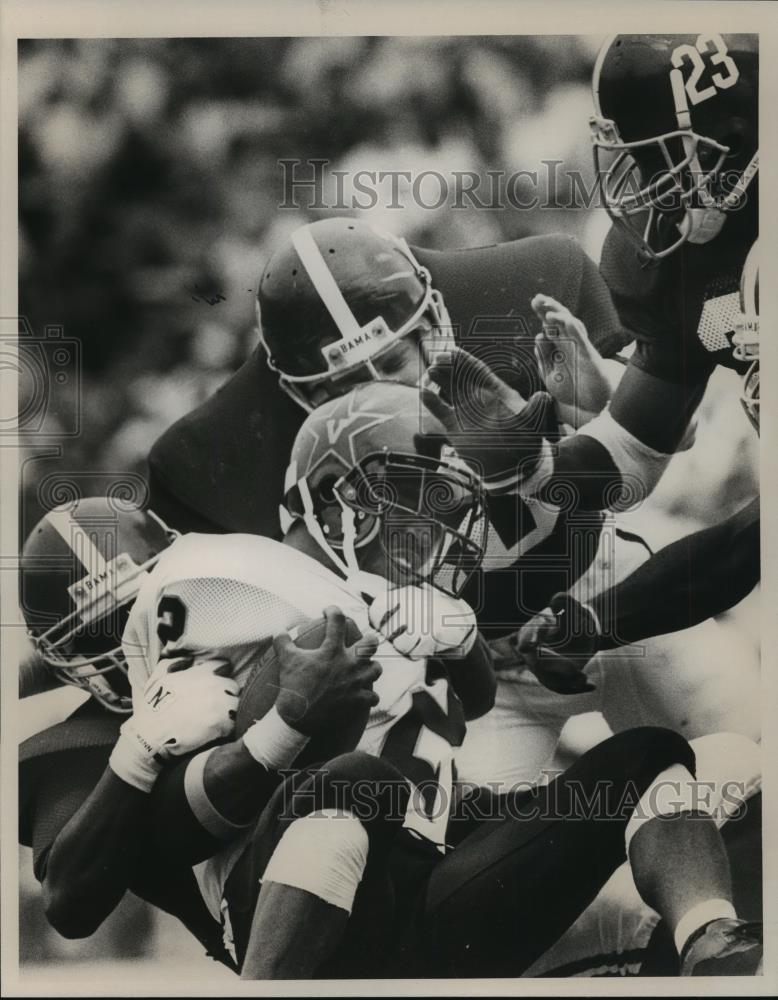 1990 Press Photo Vandy&#39;s Harris With Football Is Swarmed By Alabama Defense - Historic Images