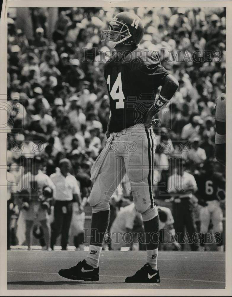 1990 Press Photo Alabama Football&#39;s Quarterback Gary Hollingsworth Checks Clock - Historic Images