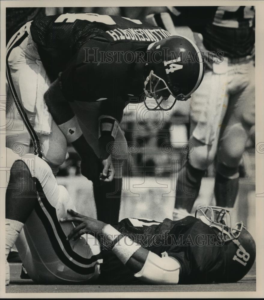 Press Photo Alabama Football Players Hollingsworth And Russell Deal With Injury - Historic Images