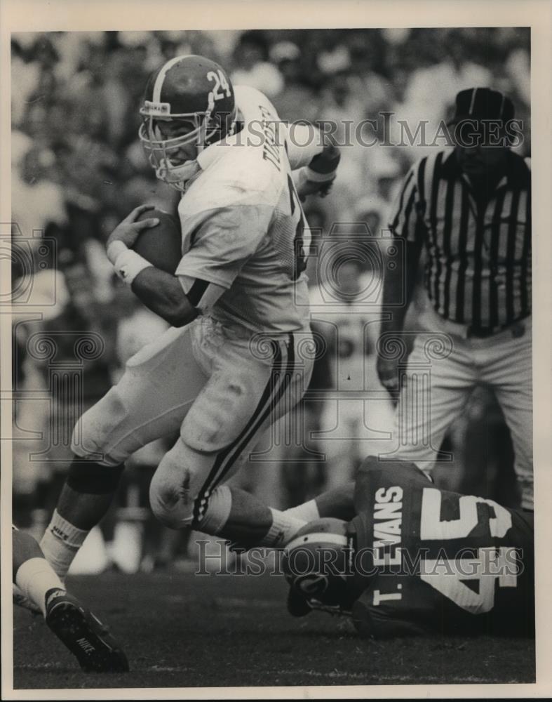 1990 Press Photo Alabama Football Runner Turner Breaks Tackle By Georgia's Evans - Historic Images