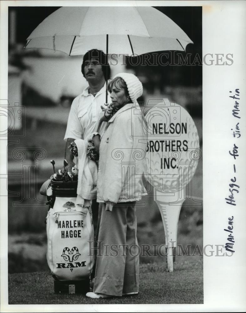 1981 Press Photo Professional Women&#39;s Golfer Marlene Hagge, Caddy Await Foursome - Historic Images